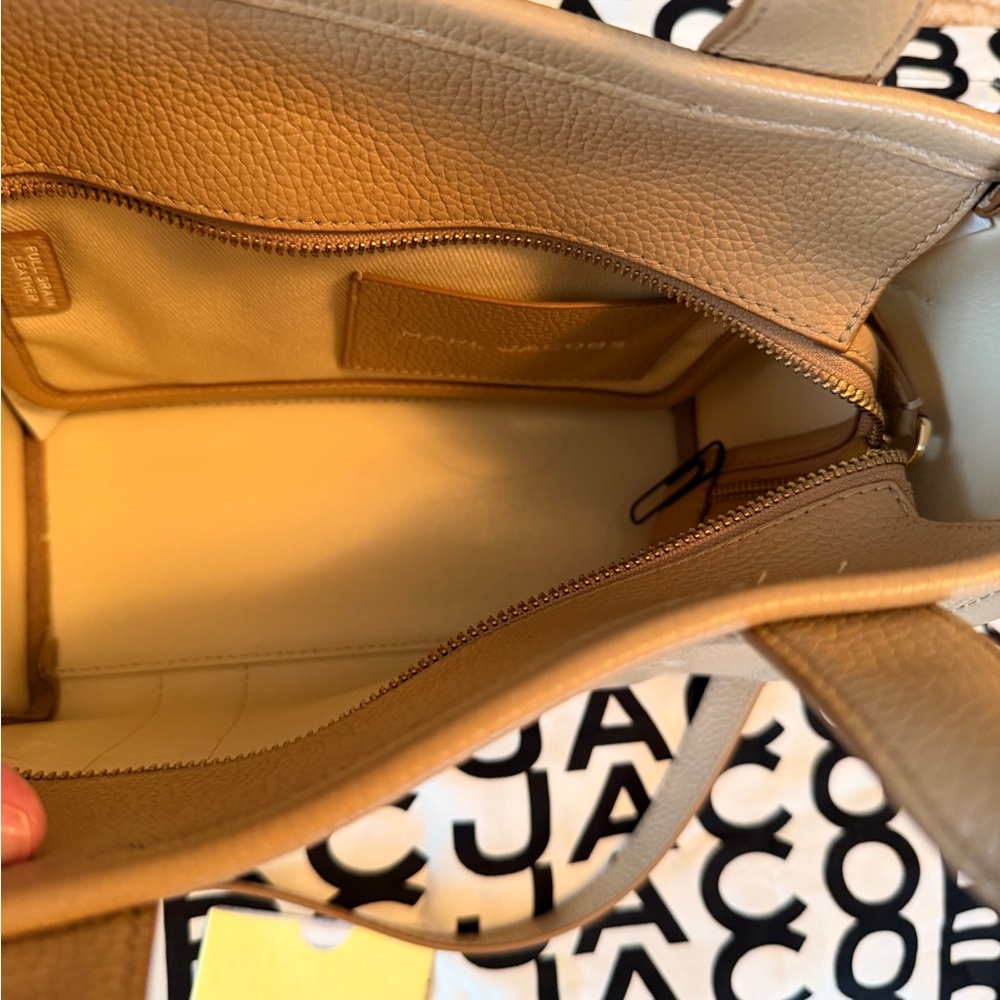 Marc Jacobs THE LEATHER SMALL TOTE BAG - Camel - Picture 8 of 9